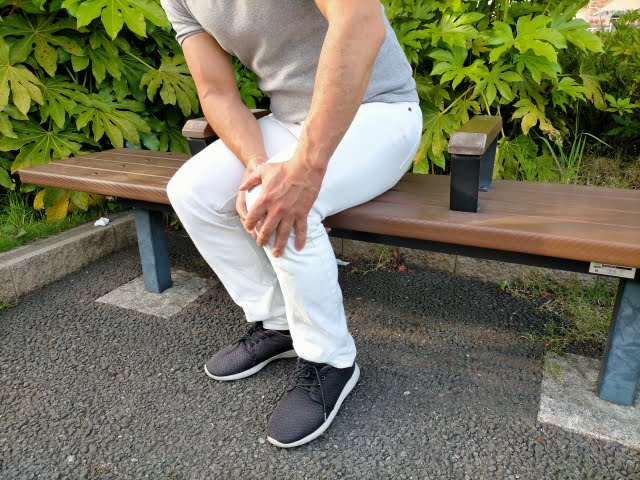 膝を抑える男性