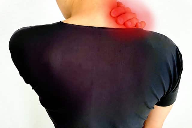 肩を抑える男性