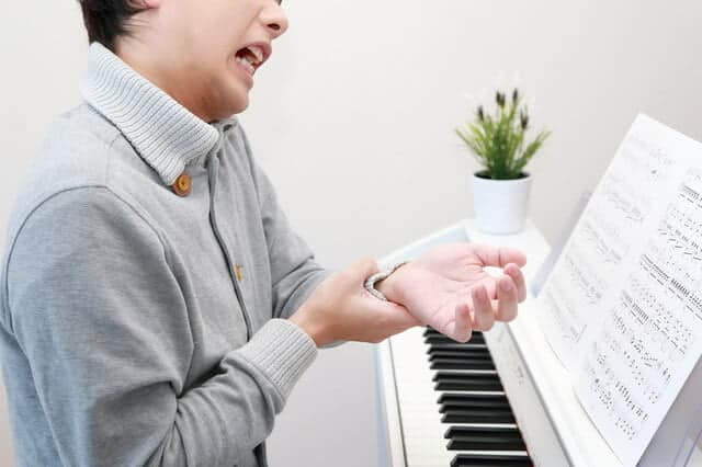 手首を抑える人