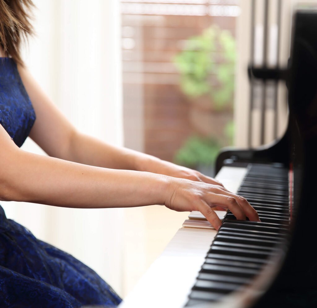 ピアノを弾いてる女性