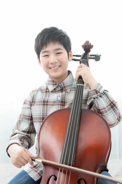 楽器を持つ男性