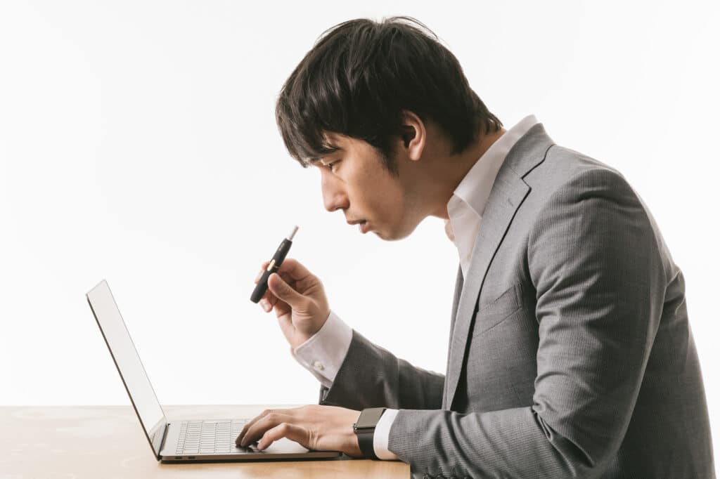 姿勢悪くデスクワーク